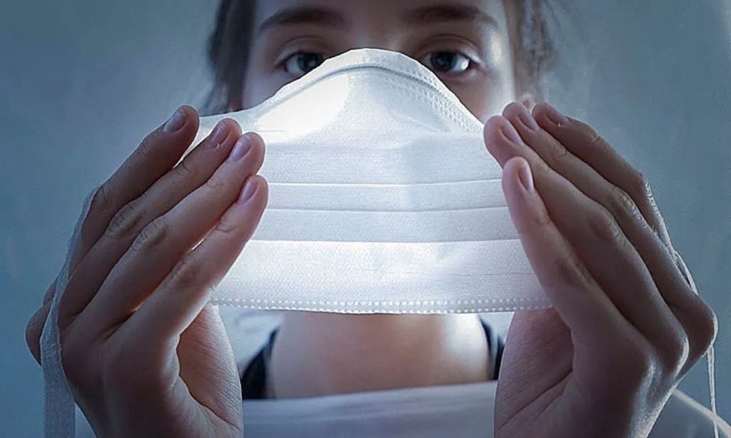 Müssen Sie im Flug immer noch eine Maske tragen? Eine Einwegmaske, die den Lichtdurchgang reduziert.