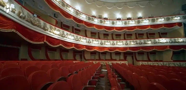 Conheça o hotel voador que pode ficar anos sem pousar e acomodar até 5 mil hóspedes Conheça o hotel voador que pode ficar anos sem pousar e acomodar até 5 mil hóspedes. Com piscinas, restaurantes, teatros e até mesmo shopping center, sky cruise pode representar uma revolução no turismo; conheça os detalhes do projeto