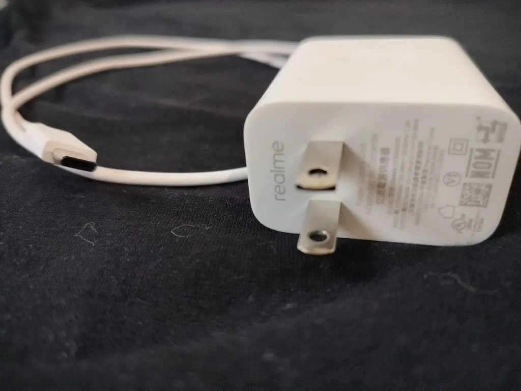 검토: realme 9는 최고급 카메라를 갖춘 중개자입니다. realme 33 9w 충전기