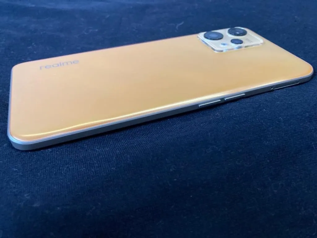 검토: realme 9는 최고급 카메라를 갖춘 중개자입니다. 검정색 배경의 황금색 Realme 9