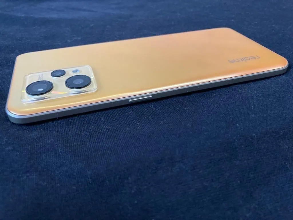 검토: realme 9는 최고급 카메라를 갖춘 중개자입니다. 검정색 배경의 황금색 Realme 9