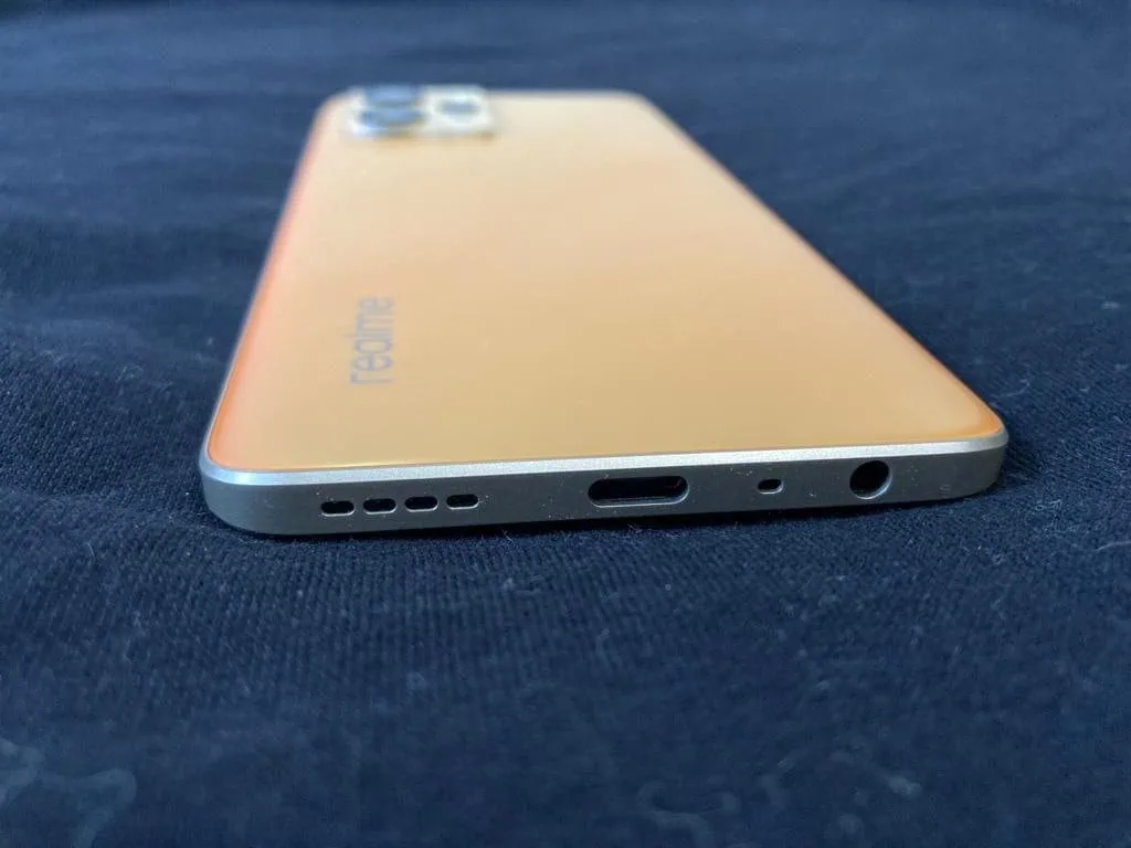 검토: realme 9는 최고급 카메라를 갖춘 중개자입니다. 검정색 배경의 황금색 Realme 9