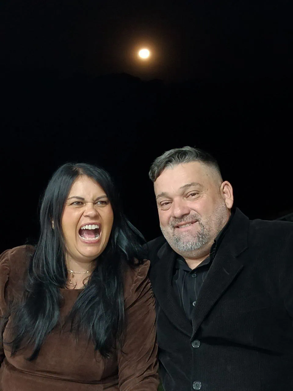 검토: realme 9는 최고급 카메라를 갖춘 중개자입니다. realme 9 테스트에서 달과 함께 사진을 찍기 위해 포즈를 취하는 여성과 남성