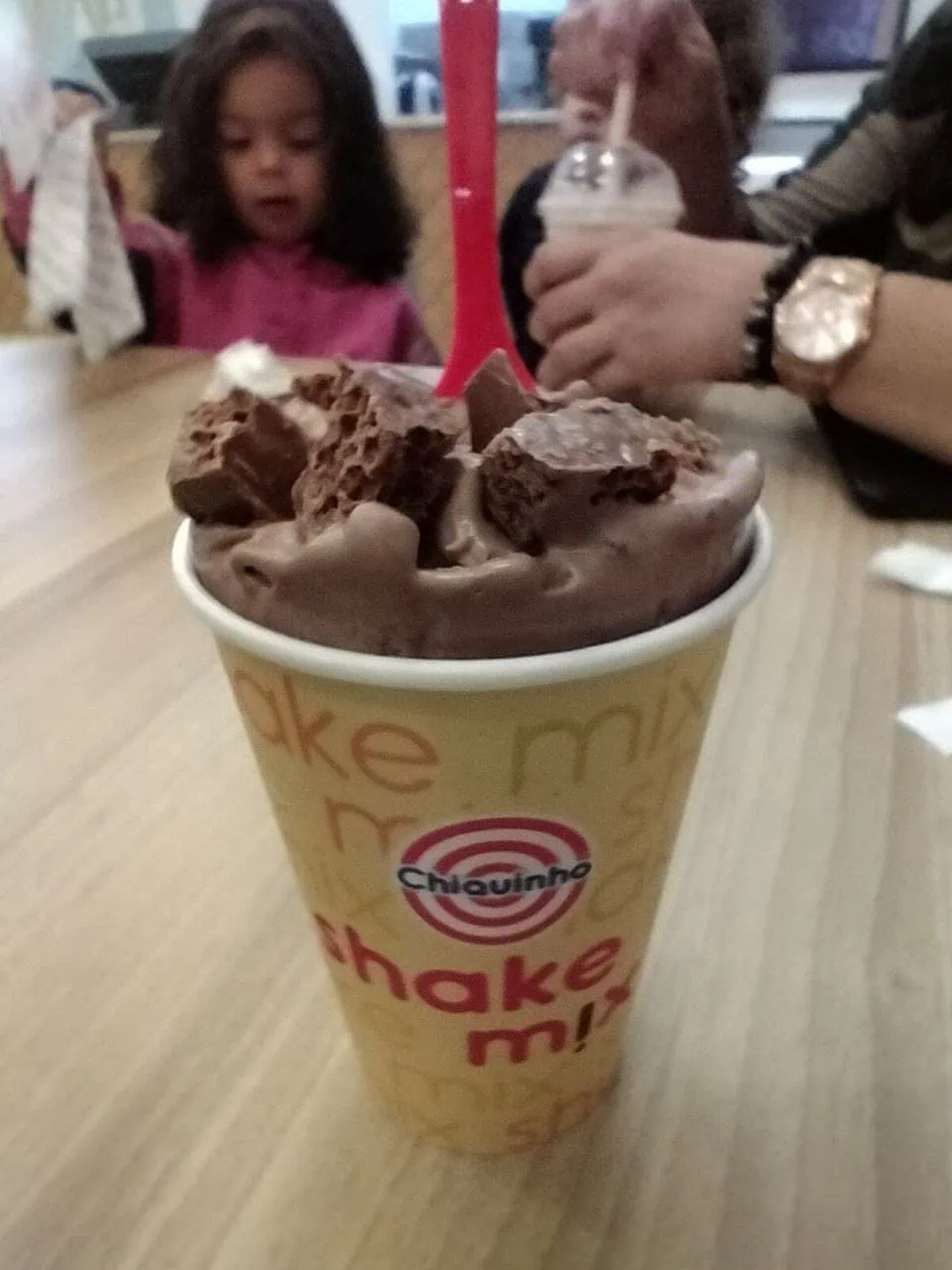 검토: realme 9는 최고급 카메라를 갖춘 중개자입니다. 노란색 컵에 초콜릿 아이스크림