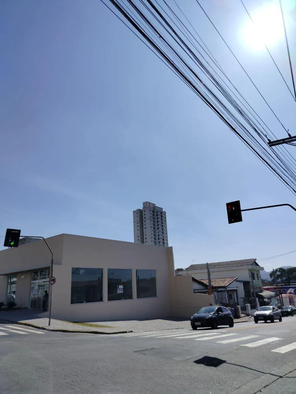 검토: realme 9는 최고급 카메라를 갖춘 중개자입니다. 자동차와 건물을 배경으로 번화한 거리