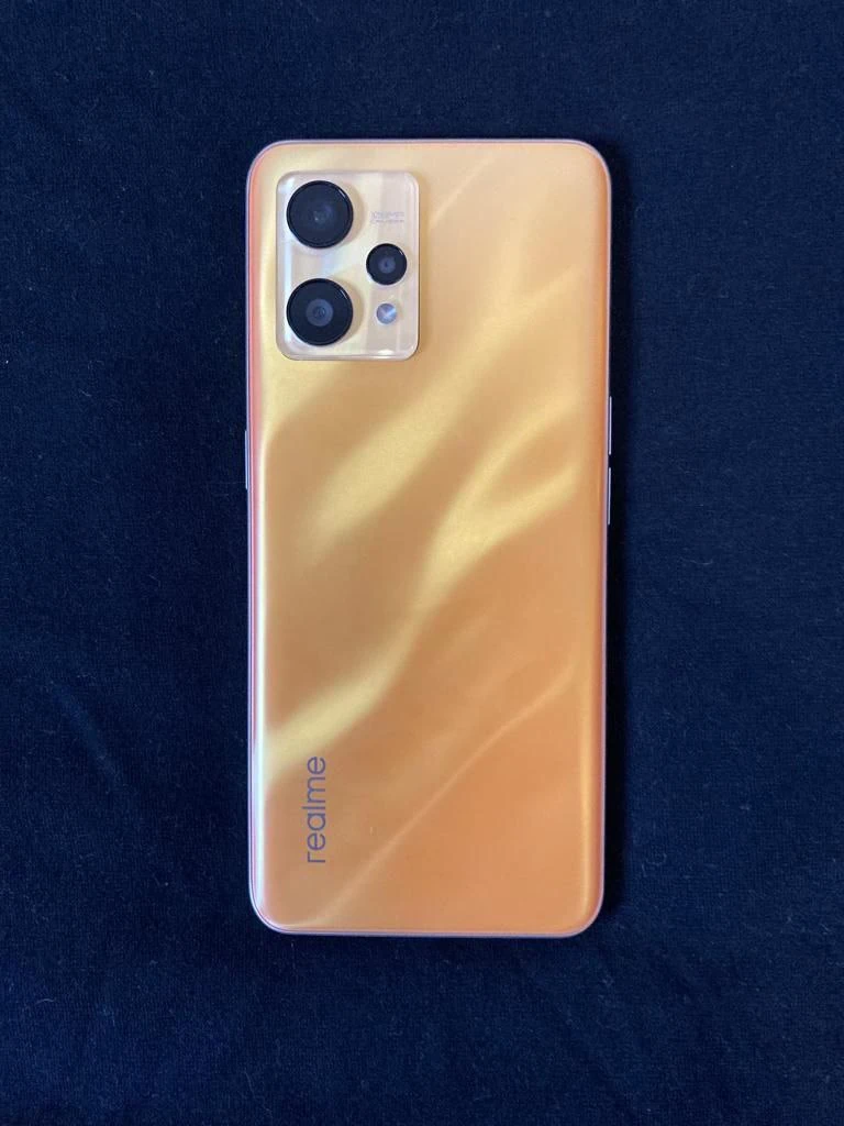 검토: realme 9는 최고급 카메라를 갖춘 중개자입니다. 골든 컬러의 Realme 9의 골든 리어