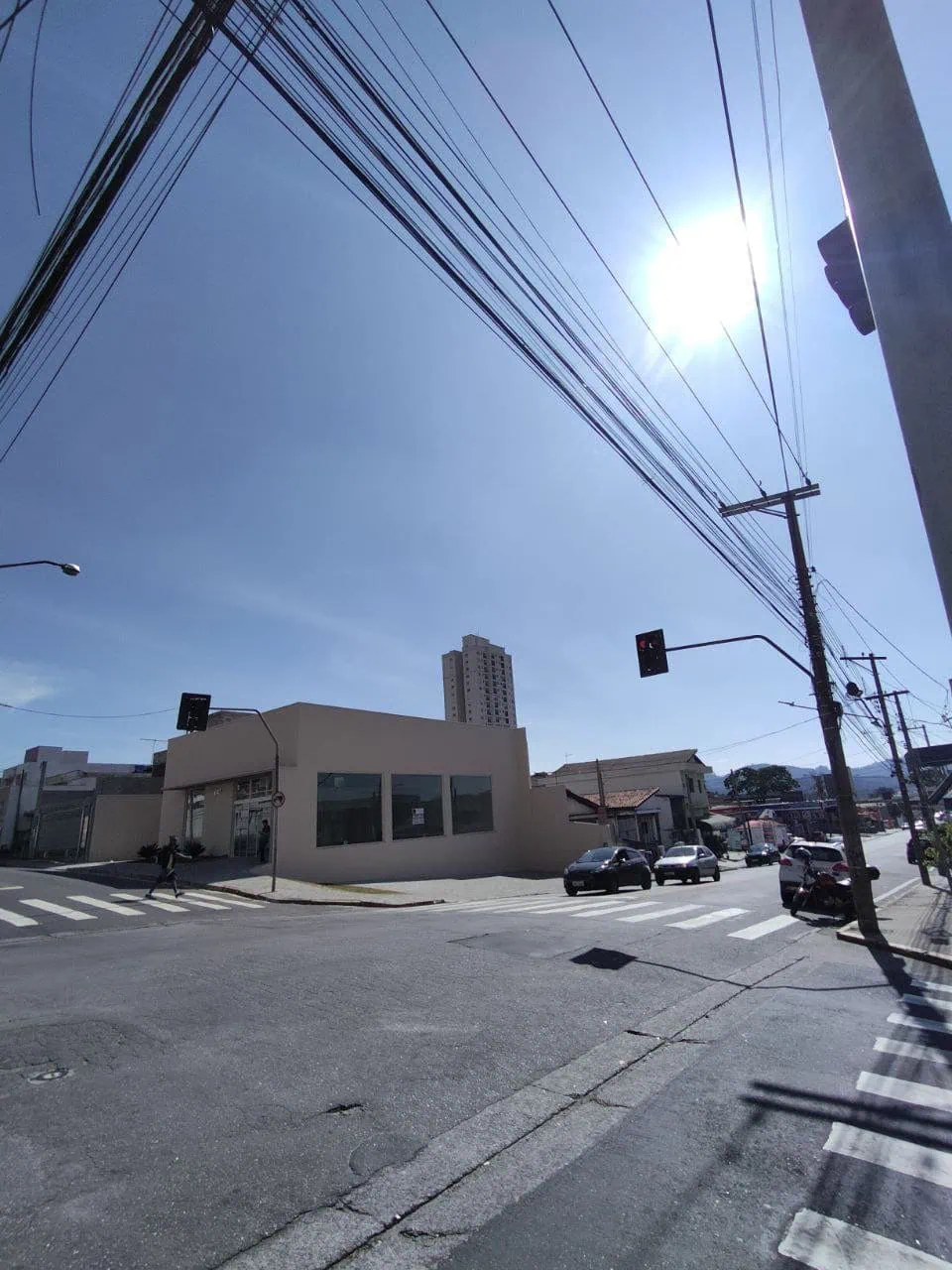 검토: realme 9는 최고급 카메라를 갖춘 중개자입니다. 자동차와 건물을 배경으로 번화한 거리