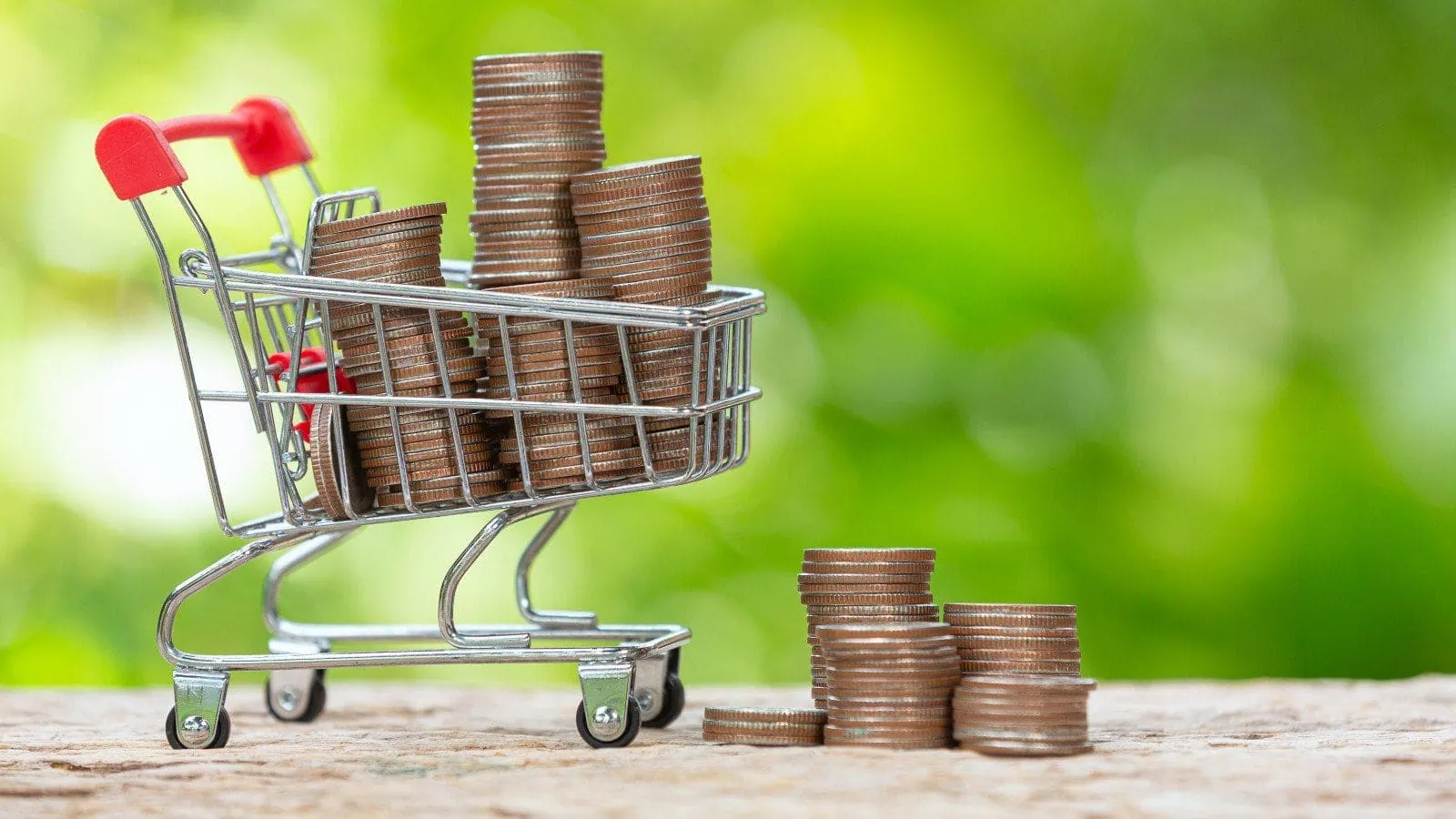 Carrinho com moedas representando o salário mínimo e poder de compra.