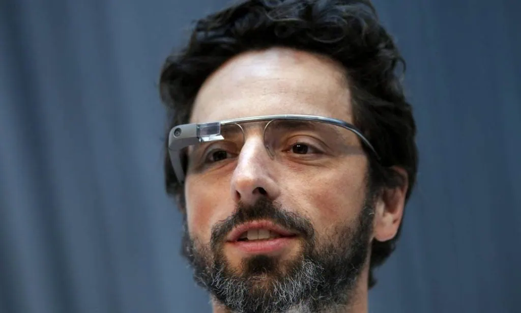 Elon Musk a-t-il causé la rupture de Sergey Brin et Nicole Shanahan ? Sergey Brin à l'aide d'un verre Google