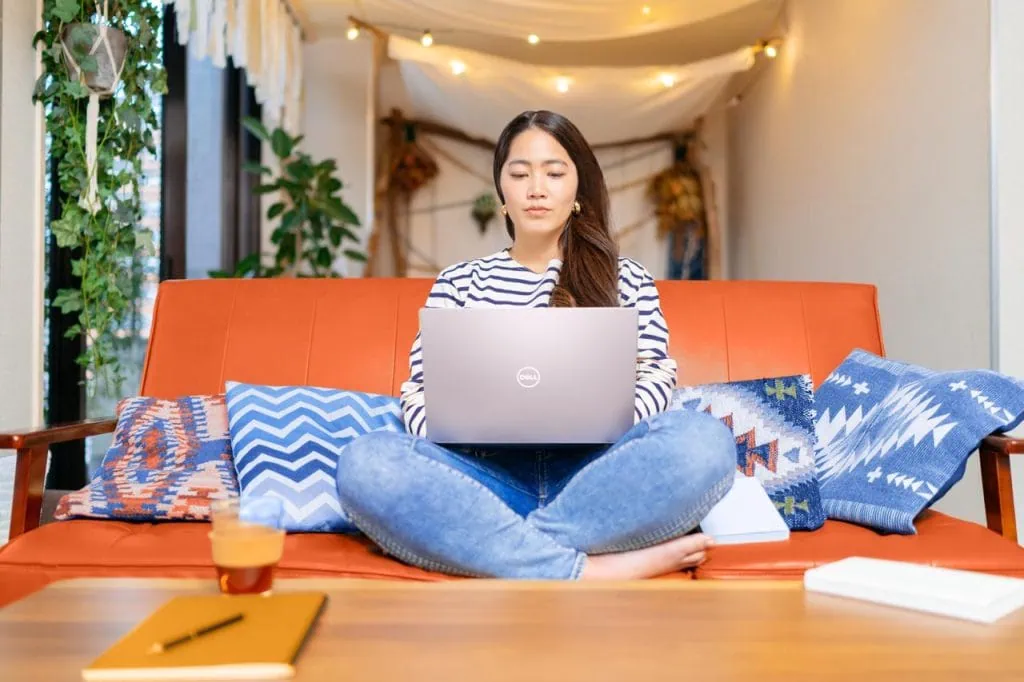 Dell lança 4 novos notebooks com intel 12 e placas nvidia rtx no brasil Mulher trabalhando com inspiron 13