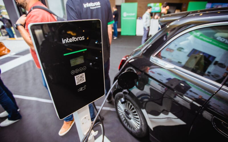 Intelbras lançará carregadores para carros elétricos