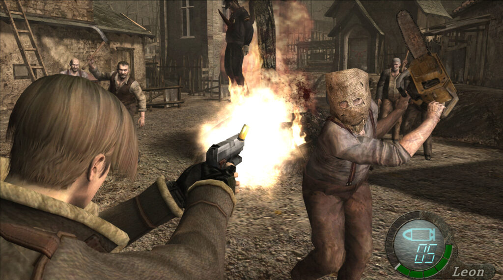 Screenshot de Resident Evil em que o protagonista, Leon S. Kennedy, atira contra um inimigo que dispara contra ele com uma serra elétrica. Ao fundo, outros infectados acompanham a ação. 