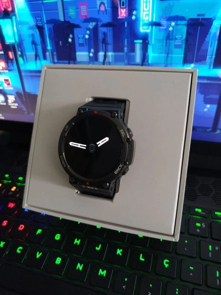 Anmeldelse: amazfit t-rex 2, voldsomt tøff T-rex 2 lener seg over tastaturet