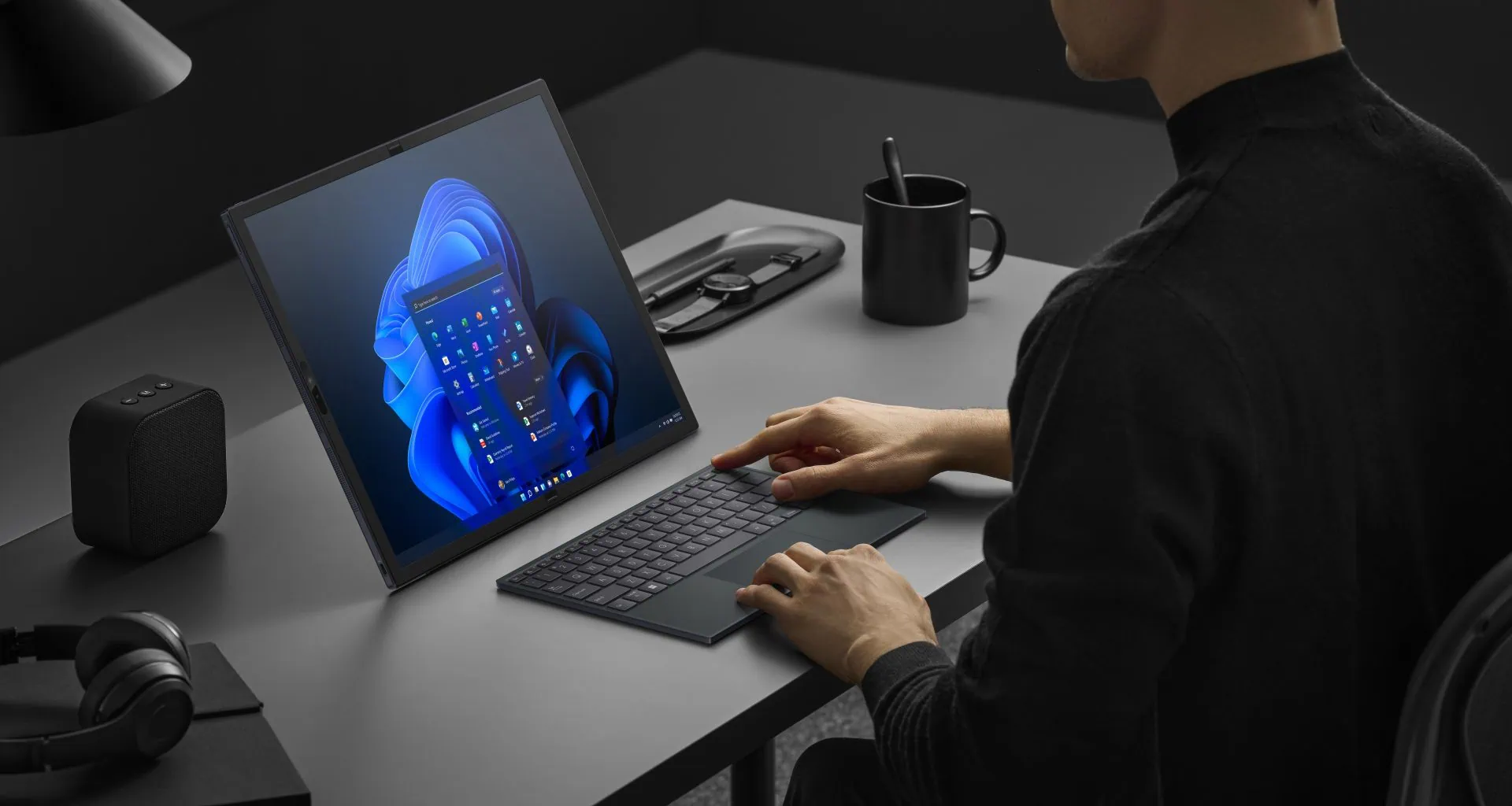 Zenbook 17 fold oled usado no modo desktop