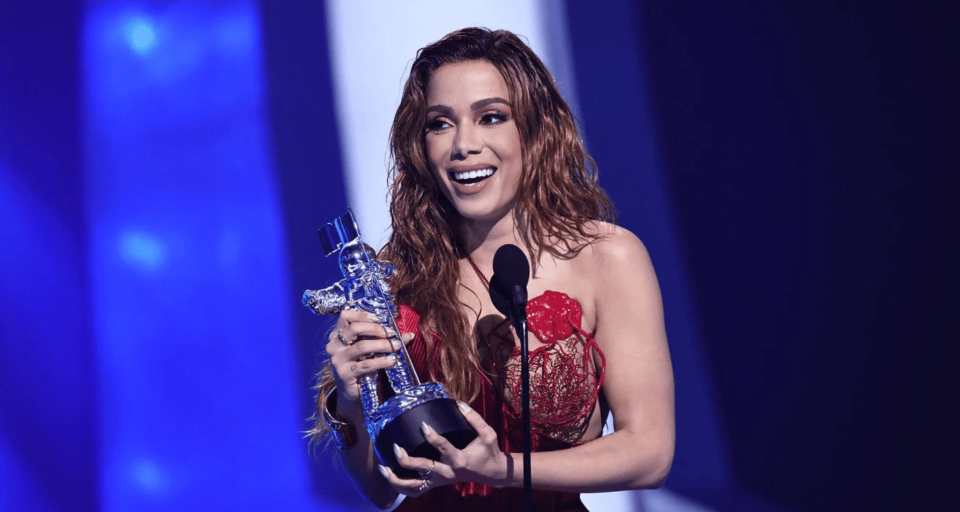 Anitta recebendo prêmio de melhor clipe latino no mtv vmas 2022
