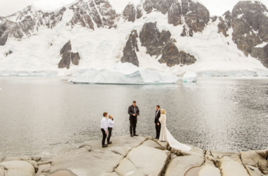 Casal realizando casamento na antártida