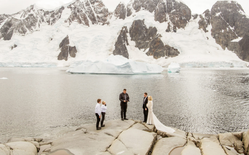 Casal realizando casamento na antártida