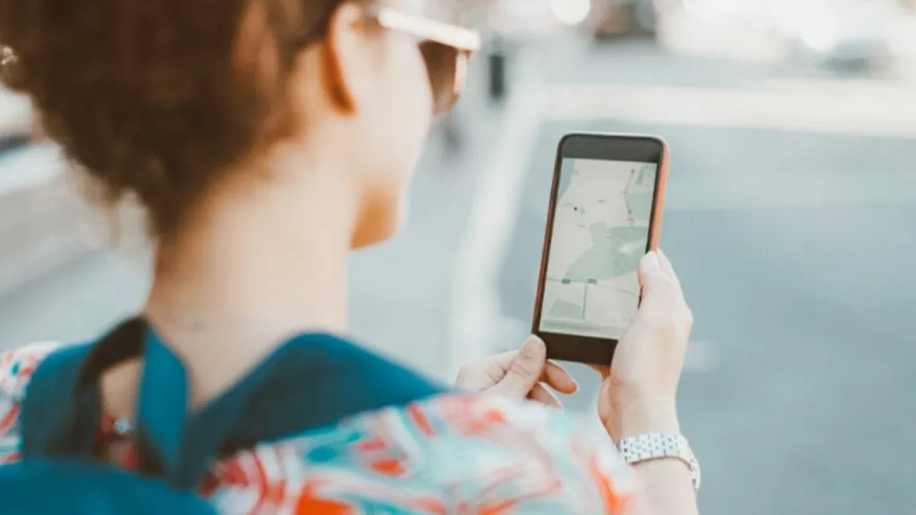 Holafly: conheça a empresa de chips internacionais Pessoa utilizando chip virtual em viagem internacional