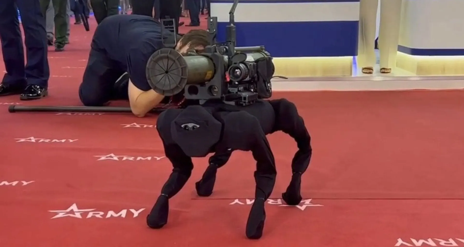 エンジニアは、ロケットを発射できるロシアのロボット犬を明らかにします。 しかし、それは本当ですか？