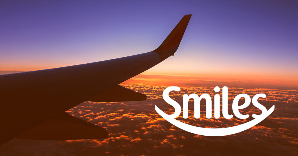 Asa de um avião com a logo da smiles - ganhar milhas