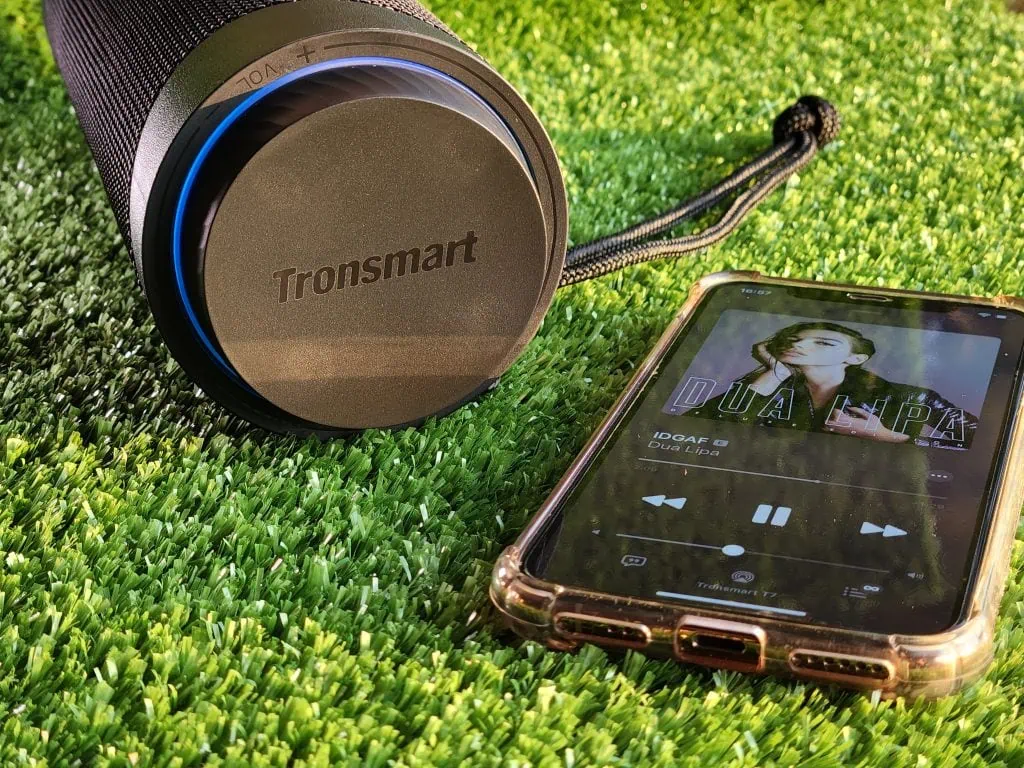 Gjennomgå tronsmart t7: liten og veldig kraftig Tronsmart t7 med mobiltelefon som spiller dua lipa