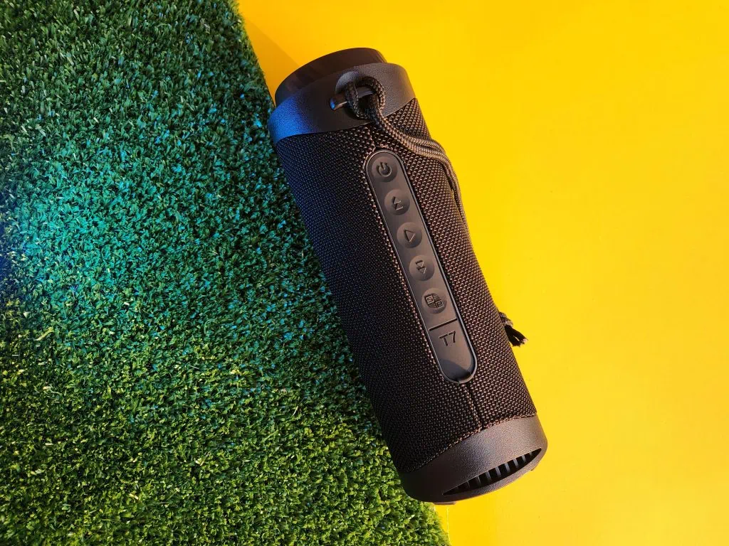 Gjennomgå tronsmart t7: liten og veldig kraftig Tronsmart t7 på gul og grønn bakgrunn