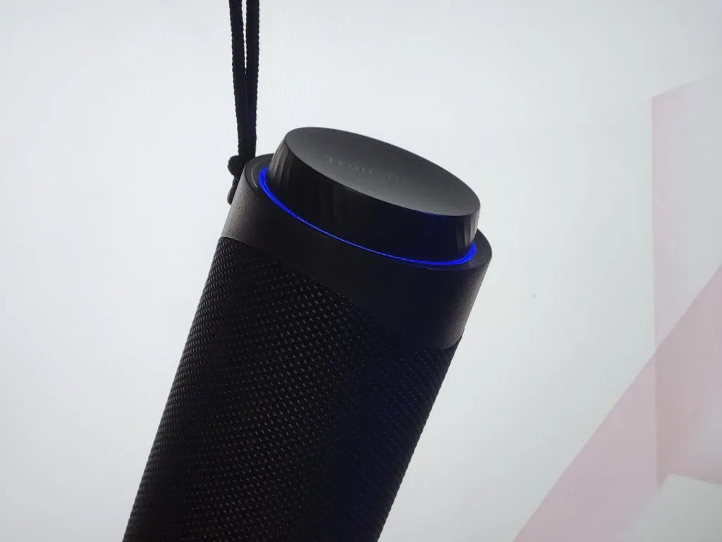 Gjennomgå tronsmart t7: liten og veldig kraftig Tronsmart t7 holdes i tauet foran en hvit bakgrunn