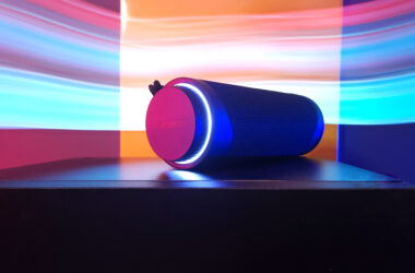Caixa de som tronsmart t7 em fundo neon feito com longa exposição