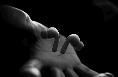 Pessoa segurando na mão o novo airpods pro