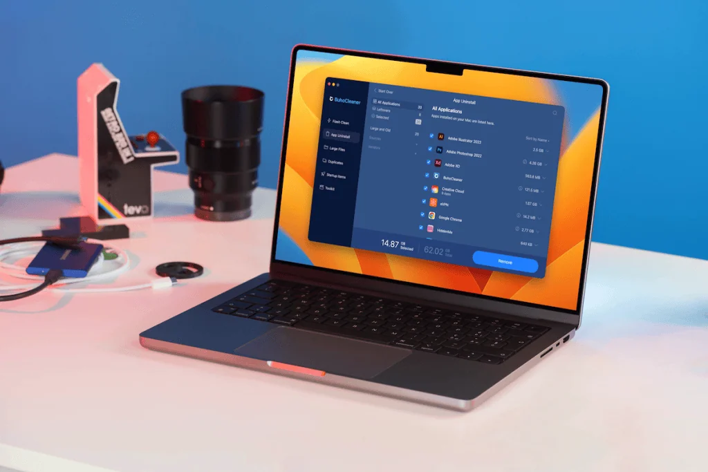 buhocleaner로 Mac을 더 빠르게 만드는 방법 부호클리너가 열린 맥북, 다른 장비 옆 테이블 위에