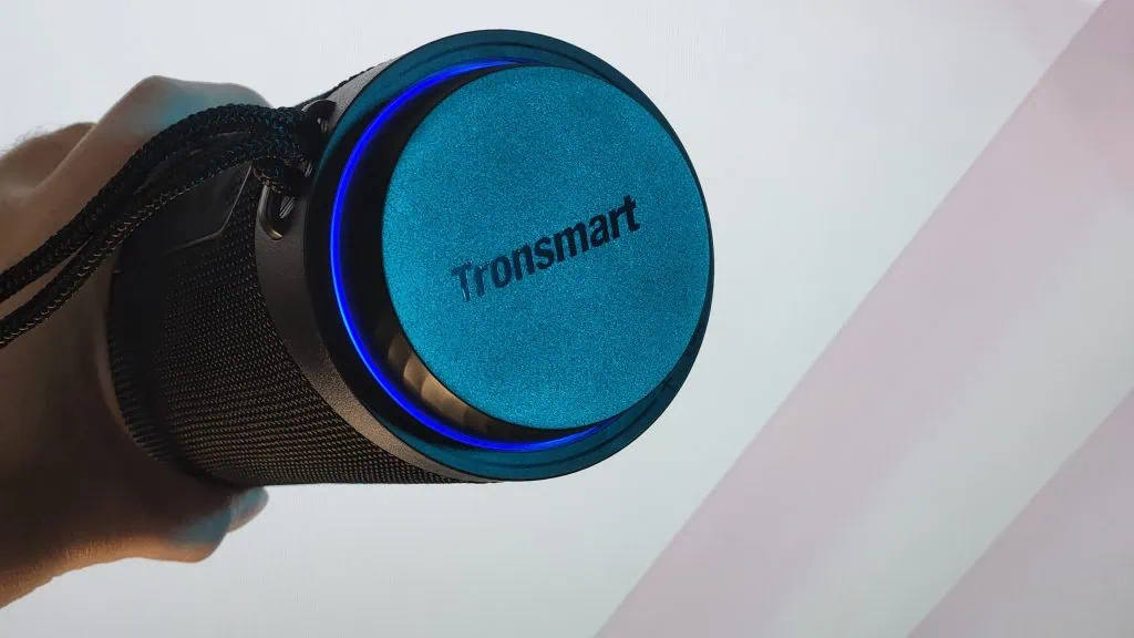 Gjennomgå tronsmart t7: liten og veldig kraftig Tronsmart t7 foran hvit bakgrunn