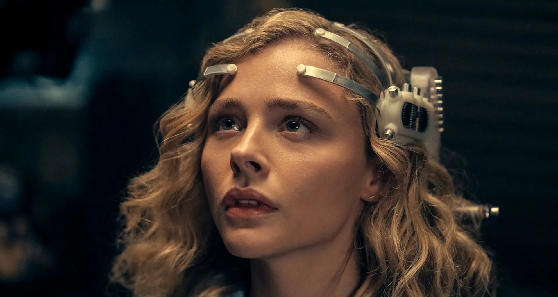 The peripheral ganha trailer com chloë grace moretz viajando no tempo