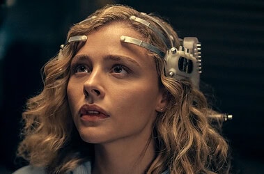 The peripheral ganha trailer com chloë grace moretz viajando no tempo