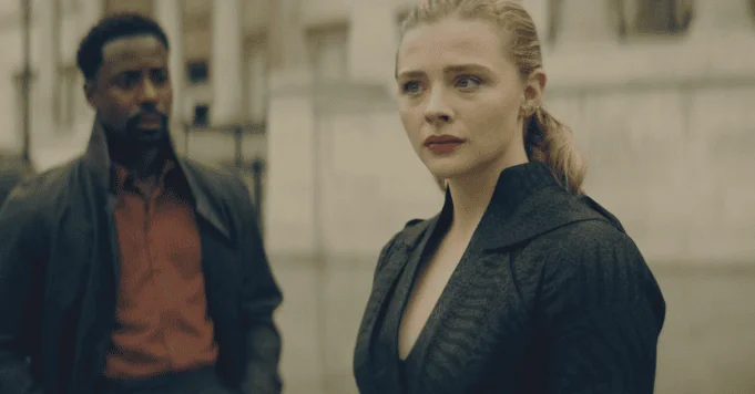 Çevre birimi, Chloë Grace Moretz'in zamanda yolculuk yaptığı fragmanı alıyor Çevre birimine Chloë Grace Moretz'in zamanda yolculuk yaptığı bir fragman geliyor. Yapımcılığını Amazon Studios ve Warner Bros Television'ın üstlendiği The Peripheral, 21 Ekim'de Prime Video'da gösterime girecek.