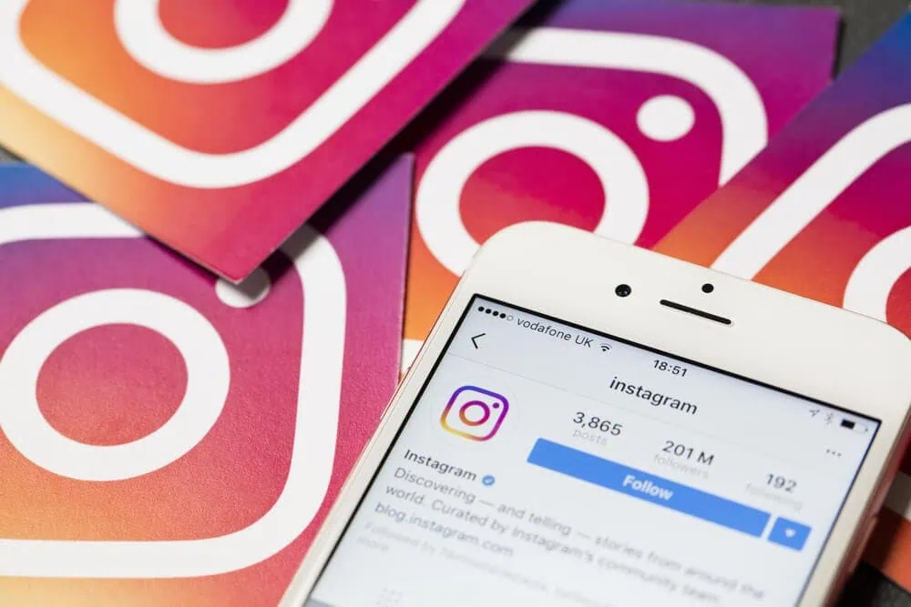 10 Tipps, um deine Reichweite auf Instagram zu erhöhen Smartphone mit offenem Instagram-Konto
