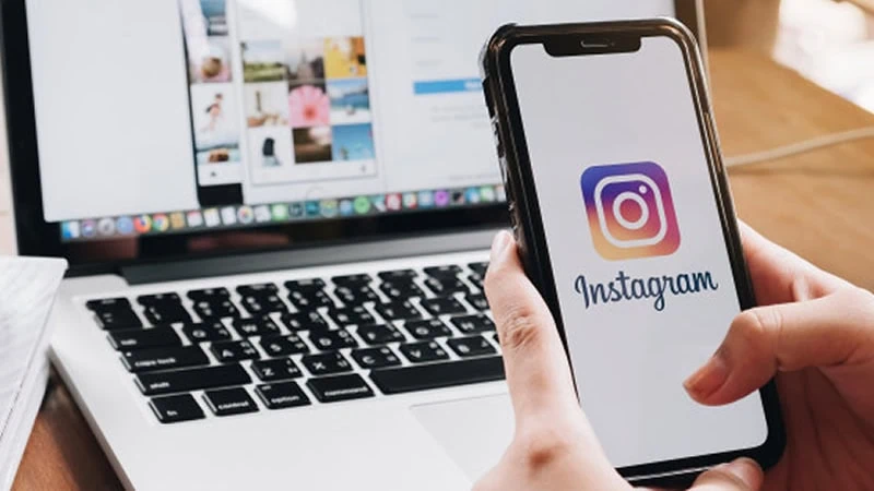 10 Tipps, um deine Reichweite auf Instagram zu erhöhen Person, die Instagram verwaltet, um die Reichweite als Instagram-SEO zu erhöhen