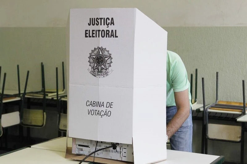 O que pode e não pode no dia das eleições 2022? Tire suas dúvidas Pessoa votando nas eleições 2022
