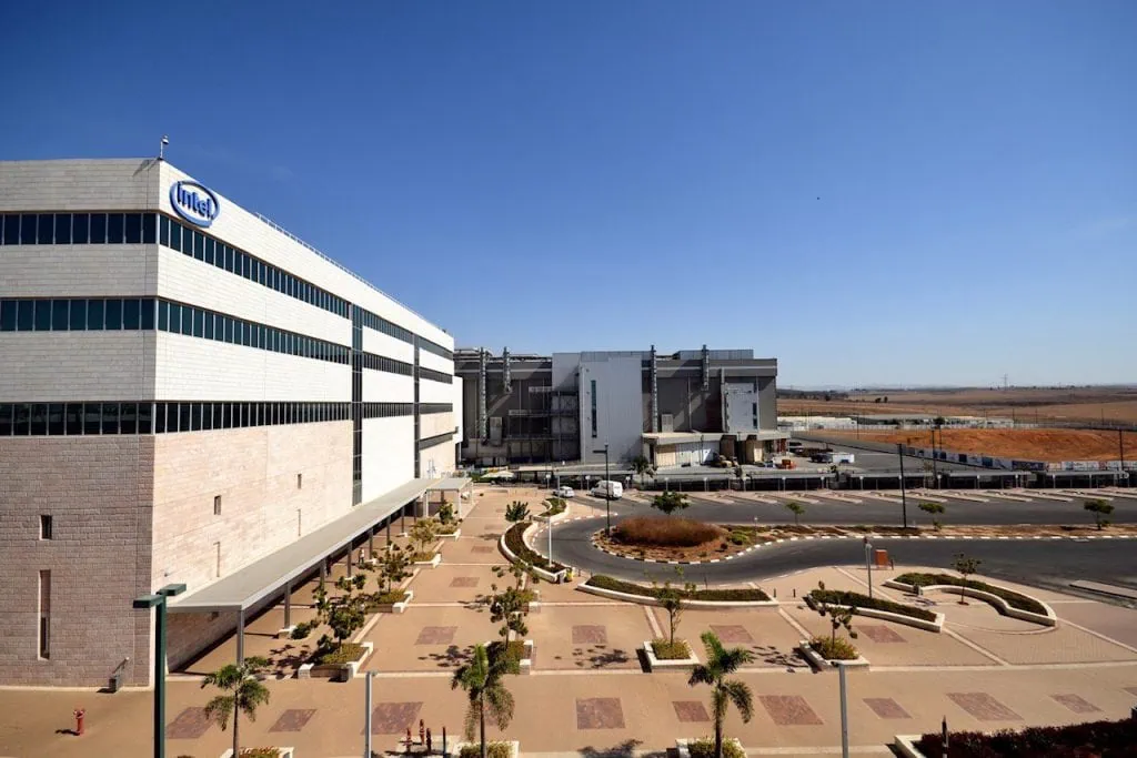 Como é feito um chip de computador (cpu) Fab28 da intel em kiryat gat, israel