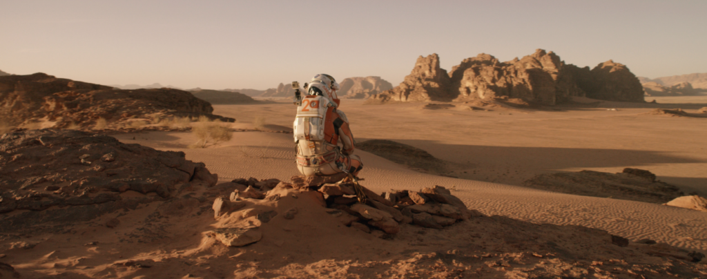Astronauta sentado em uma pedra em Marte