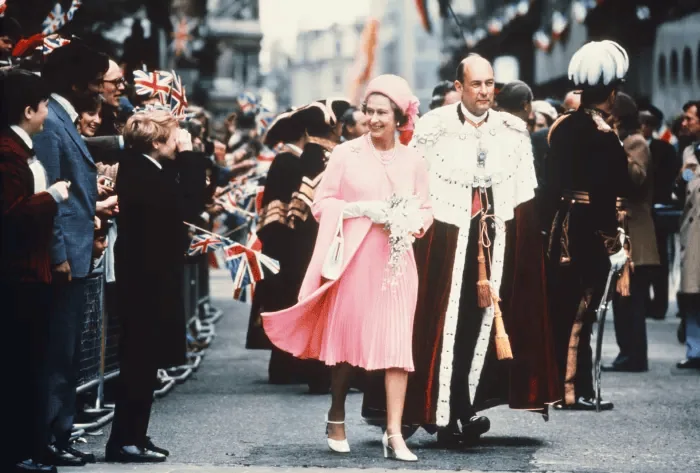 Rainha elizabeth ii morre aos 96 anos Rainha elizabeth ii com o prefeito de londres, após o serviço de ação de graças na catedral de st. Paul como parte das celebrações do jubileu de prata. Reprodução: history