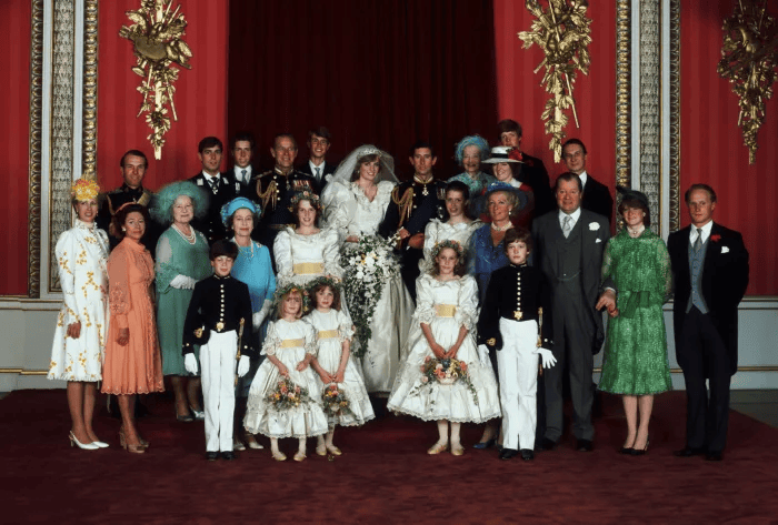 Rainha elizabeth ii morre aos 96 anos O príncipe e a princesa de gales com suas famílias no palácio de buckingham após o casamento do príncipe charles com lady diana spencer na abadia de westminster. Reprodução: history