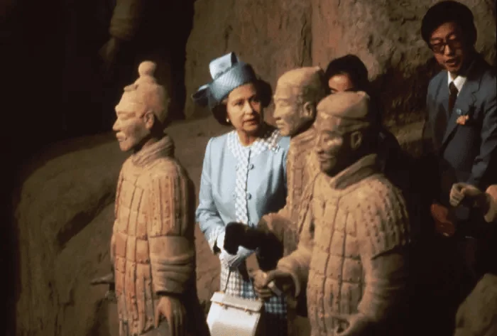 Rainha elizabeth ii morre aos 96 anos Rainha elizabeth ii vendo algumas das estátuas de soldados do exército de terracota, no museu de guerreiros e cavalos de terracota de qin shi huang, província de shaanxi, durante uma visita de estado à república popular da china. Reprodução: history