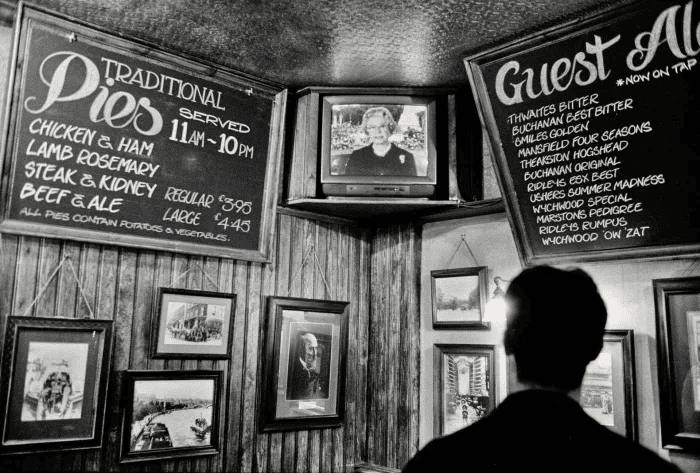 Rainha elizabeth ii morre aos 96 anos A rainha elizabeth ii vista fazendo um anúncio na televisão dentro de um pub de londres, durante o funeral público da princesa diana. Reprodução: history