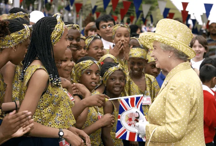 Rainha elizabeth ii morre aos 96 anos Rainha elizabeth ii visitando um piquenique comunitário, pelo qual os moradores ofereceram entretenimento musical e de dança para celebrar a diversidade étnica do oeste de londres, no gunnersbury park. Reprodução: history