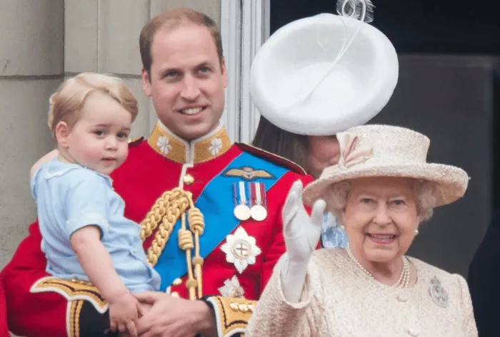 Rainha elizabeth ii morre aos 96 anos O príncipe george de cambridge, o príncipe william, a duqeusa de cambridge e a rainha elizabeth ii numa varanda. Reprodução: history