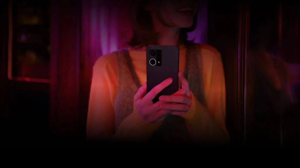 Oppo reno7 é o primeiro smartphone da marca no brasil Câmera traseira do reno7 na mão de mulher