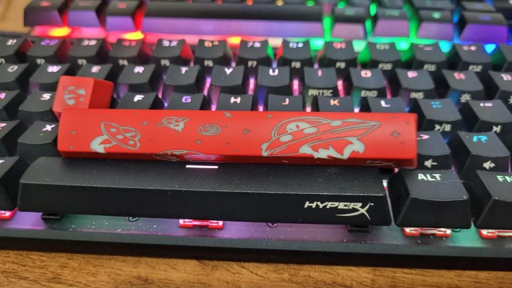 Bewertung: Alloy Origins 65, eine kompakte und effiziente Gaming-Tastatur Bewertung: Alloy Origins 65, eine kompakte und effiziente Gaming-Tastatur. Der immer kleiner werdende Alloy Origins 65 ist die Wette auf ein kleines Peripheriegerät in der Größe, jedoch ein Riese in der Kraft von Hyperx.