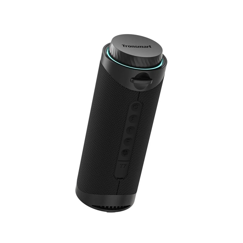 Gjennomgå tronsmart t7: liten og veldig kraftig Svart tronsmart t7 lydboks, på hvit solid bakgrunn.