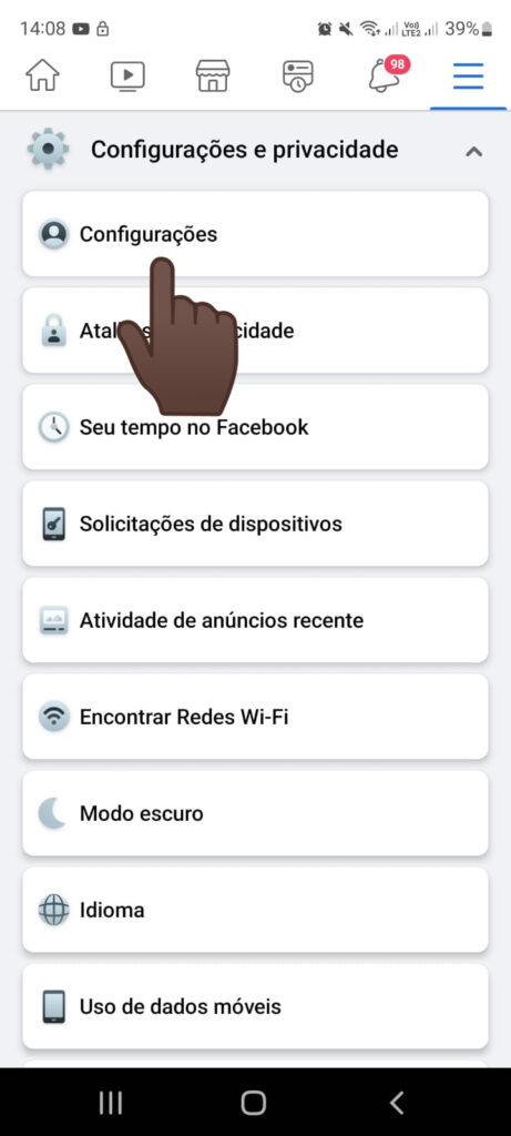 A imagem mostra o menu do aplicativo do facebook com seta indicando para clicar em "configurações".