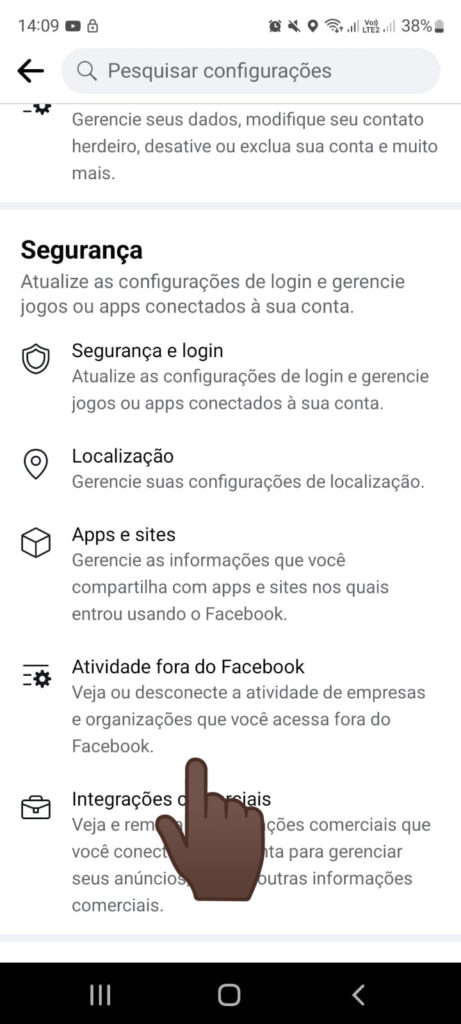 A imagem mostra o menu do aplicativo do facebook com seta indicando para clicar em "atividade fora do facebook"